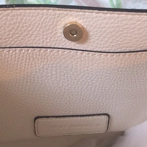 Steve Madden crossbody satchel handbag. Off white faux ivory pebbled leather. - Picture 7 of 10